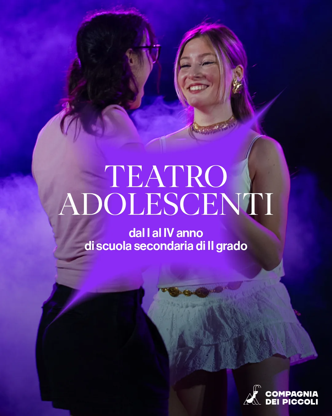 Due ragazze si guardano sorridendo durante il laboratorio Teatro Adolescenti.