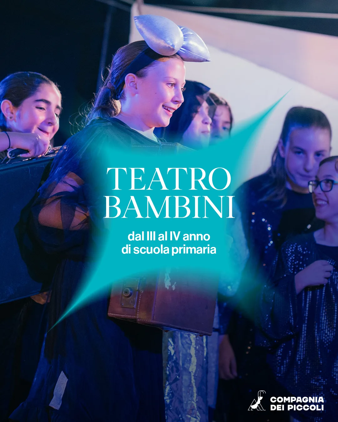 Un gruppo di bambini in costume di scena durante il laboratorio Teatro Bambini.