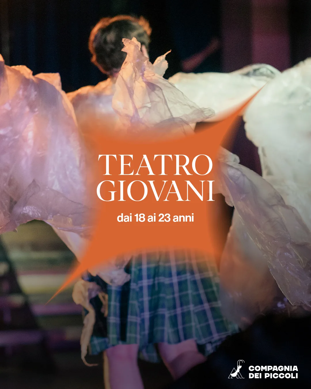 Una persona con costume di scena in movimento durante il laboratorio Teatro Giovani.