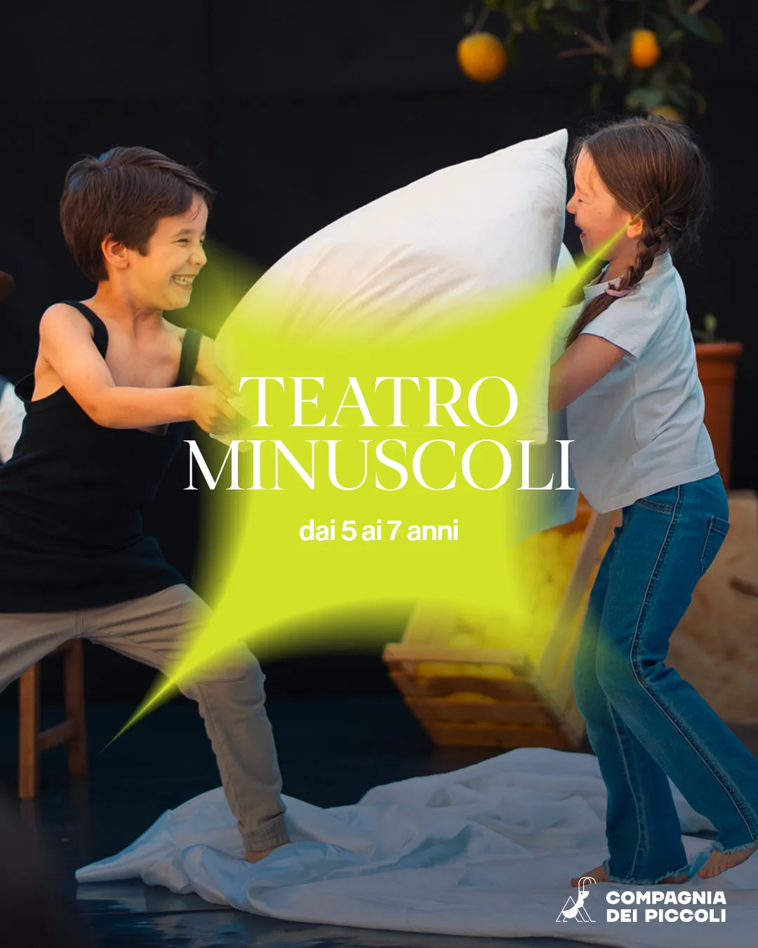 Due bambini giocano con un cuscino durante il laboratorio Teatro Minuscoli.